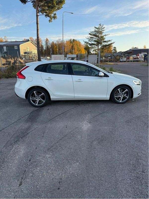 Vit Begagnad 2017 Volvo V40 Momentum Kombi | 139 000 kr (Marknadspris) - Bild 1/4