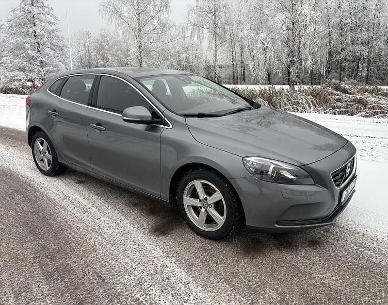 Begagnad 2015 Volvo V40 Halvkombi | 127 000 kr (Bra pris) - Bild 1/4