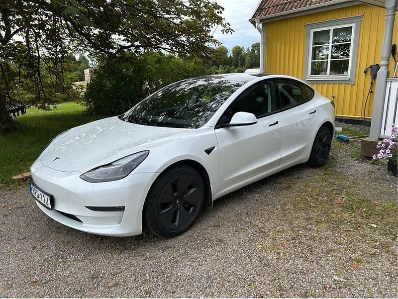 Vit Begagnad 2021 Tesla Model 3 Long Range AWD Sedan | 320 000 kr (Dyr) - Bild 1/4