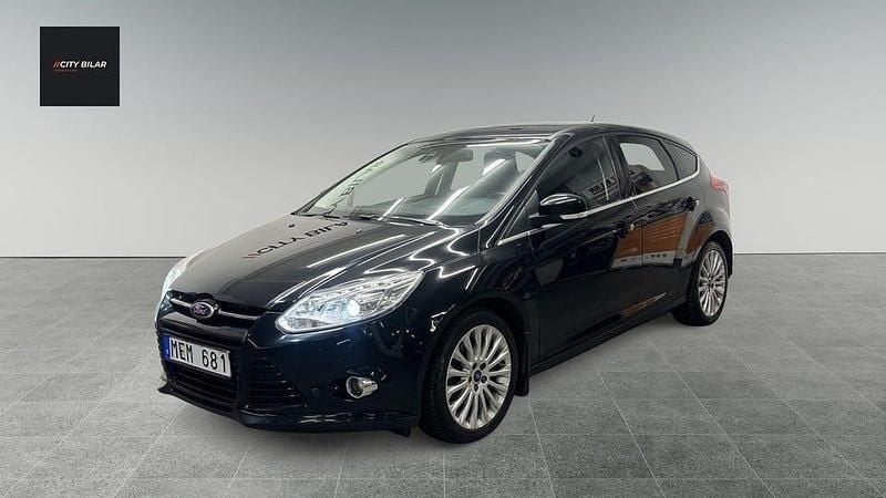 Svart Begagnad 2011 Ford Focus Titanium Halvkombi | 99 900 kr (Dyr) - Bild 1/4