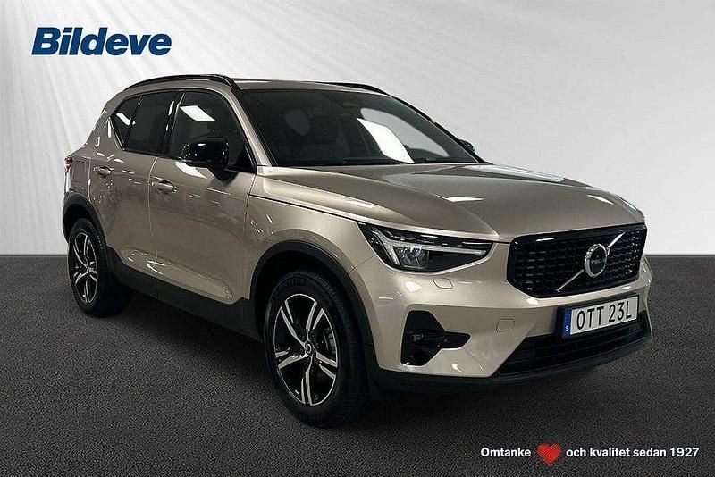 Ljusgrå Begagnad 2023 Volvo XC40 Plus SUV | 399 900 kr (Marknadspris) - Bild 1/4