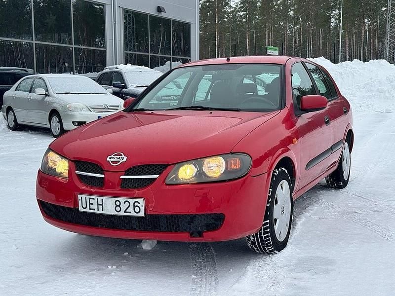 Röd Begagnad 2003 Nissan Almera Halvkombi | 44 900 kr (Lite dyr) - Bild 1/4