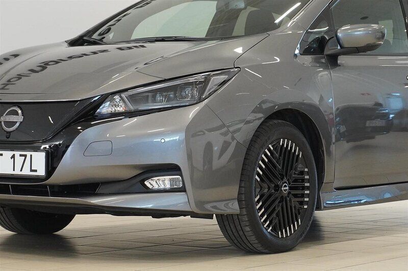 Begagnad Nissan Leaf Acenta 110 kW (150 HK) 2023 Grå/silver Halvkombi