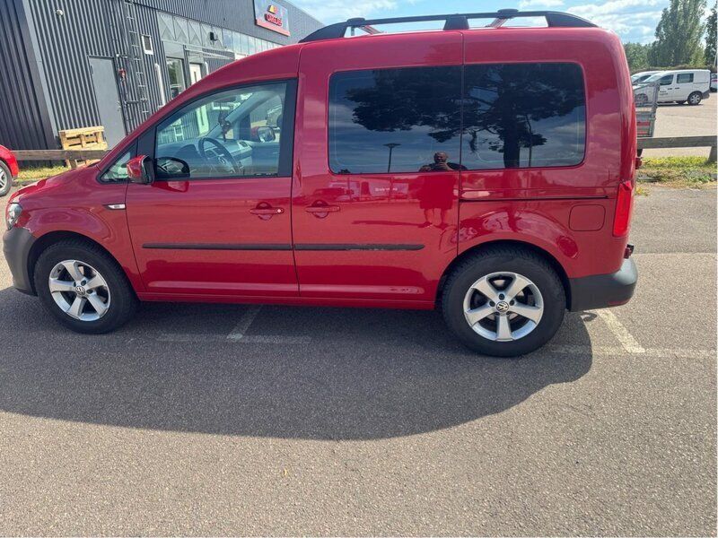Röd Begagnad 2017 VW Caddy Minibuss | 250 000 kr - Bild 1/4