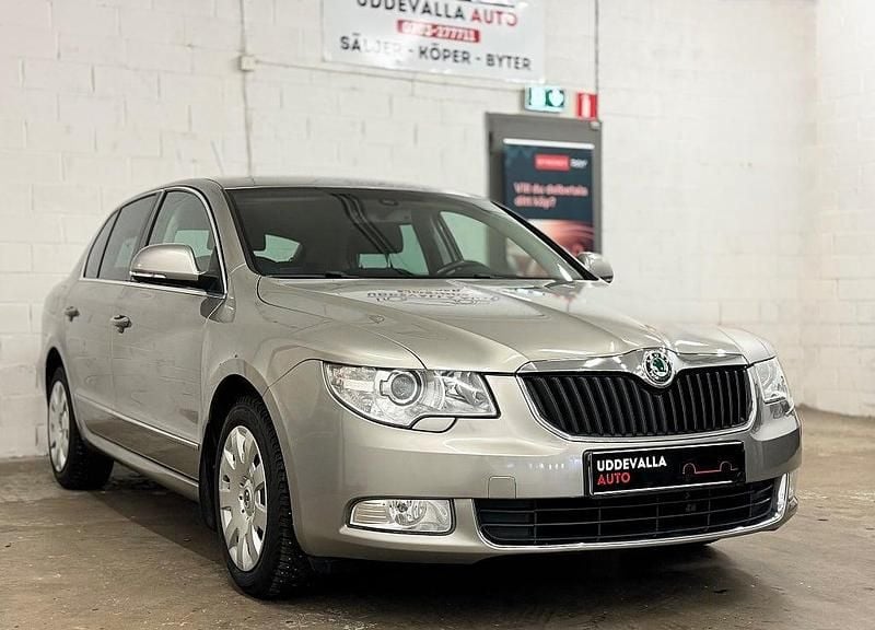 Brun Begagnad 2009 Skoda Superb Elegance Sedan | 64 900 kr (Marknadspris) - Bild 1/4