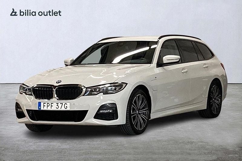Vit Begagnad 2021 BMW 330e M Sport Kombi | 329 900 kr (Bra pris) - Bild 1/3