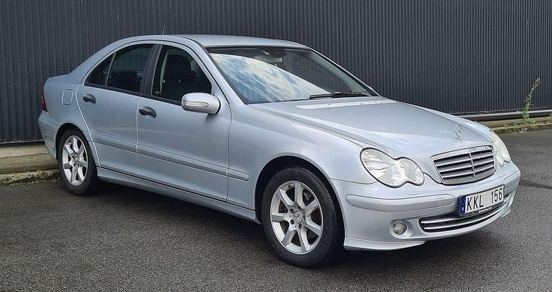 Silver Begagnad 2006 Mercedes C180 Classic Sedan | 74 900 kr (Dyr) - Bild 1/4