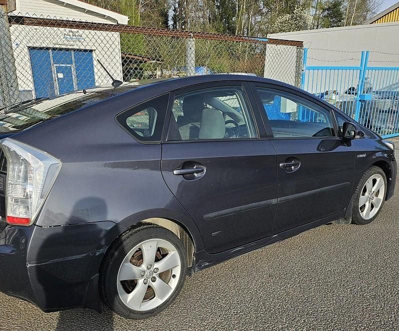 Grå Begagnad 2011 Toyota Prius Halvkombi | 79 700 kr (Bra pris) - Bild 1/4