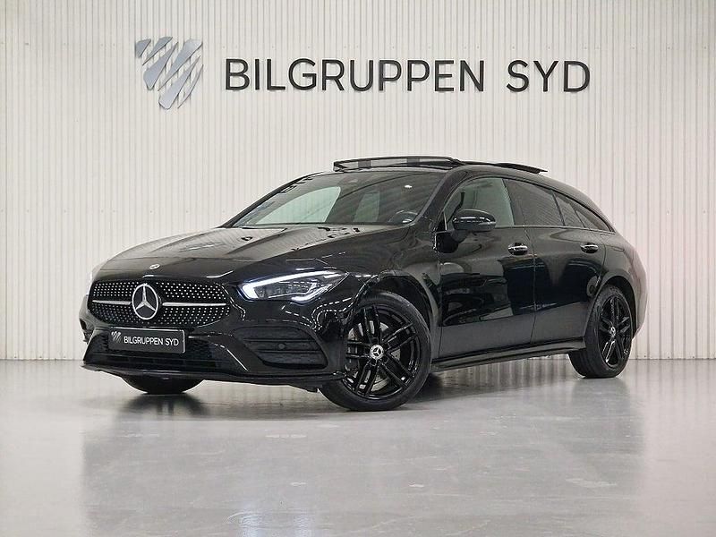 Svart Begagnad 2022 Mercedes CLA250e AMG Sedan | 349 900 kr (Marknadspris) - Bild 1/4