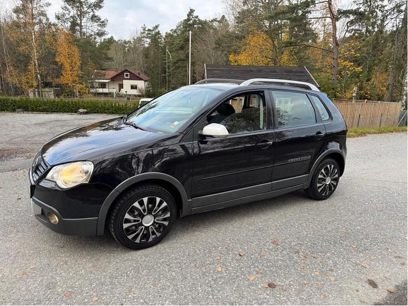 Svart Begagnad 2009 VW Polo Cross Halvkombi | 29 000 kr - Bild 1/4