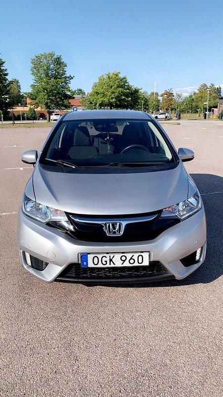 Silver Begagnad 2016 Honda Jazz Halvkombi | 114 000 kr (Marknadspris) - Bild 1/4