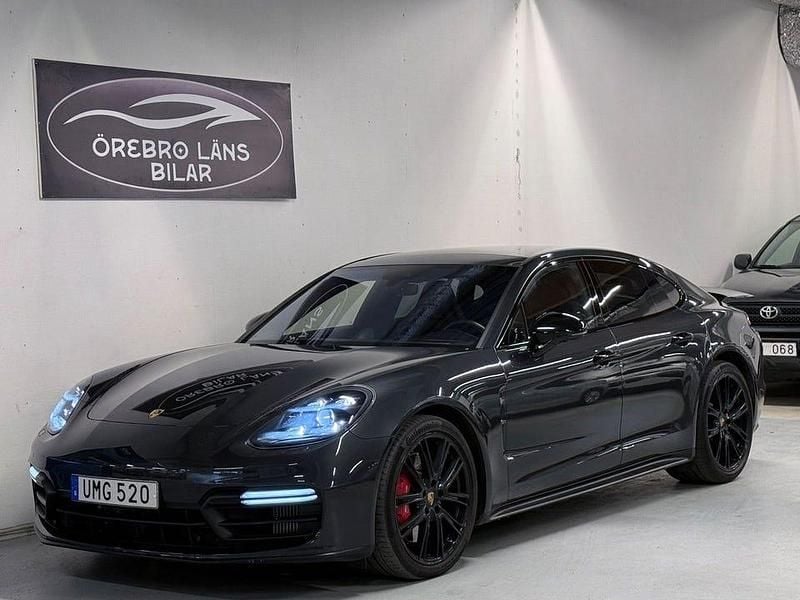 Grå Begagnad 2019 Porsche Panamera GTS Sedan | 739 000 kr - Bild 1/4