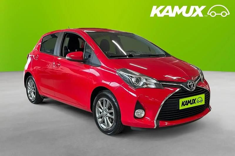 Röd Begagnad 2015 Toyota Yaris Halvkombi | 119 800 kr (Marknadspris) - Bild 1/4