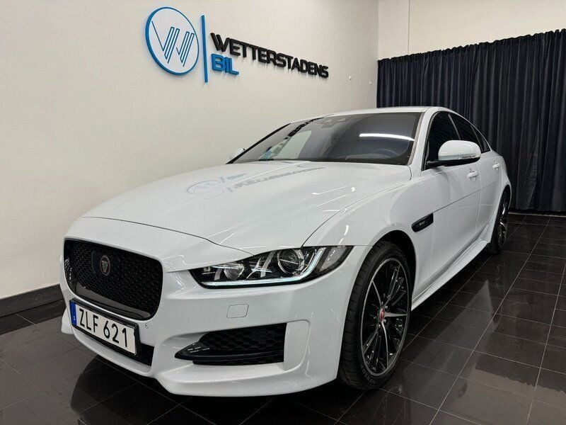 Vit (glaciärvit ) Begagnad 2019 Jaguar XE R-Sport Sedan | 299 900 kr - Bild 1/4