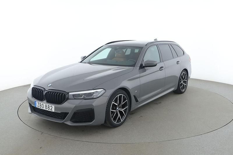 Grå Begagnad 2022 BMW 520 M Sport Kombi | 379 000 kr (Marknadspris) - Bild 1/3
