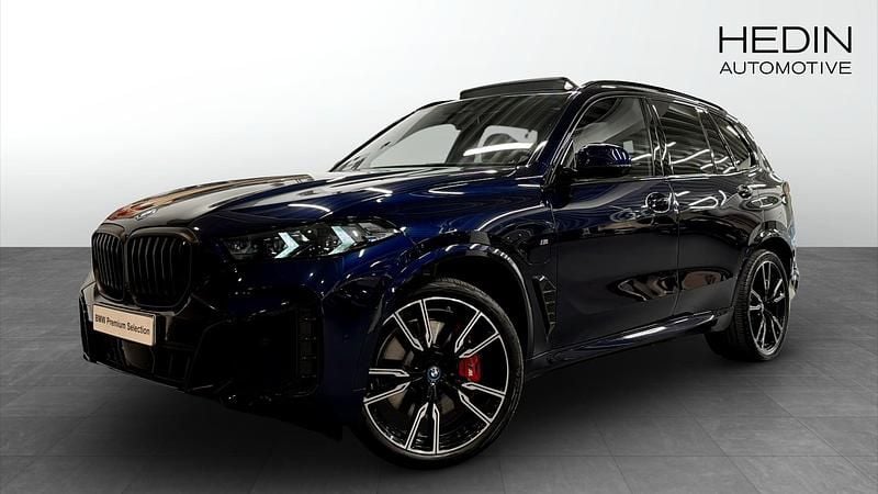 Blå (blue) Begagnad 2025 BMW X5 Comfort Edition SUV | 1 078 700 kr (Dyr) - Bild 1/4
