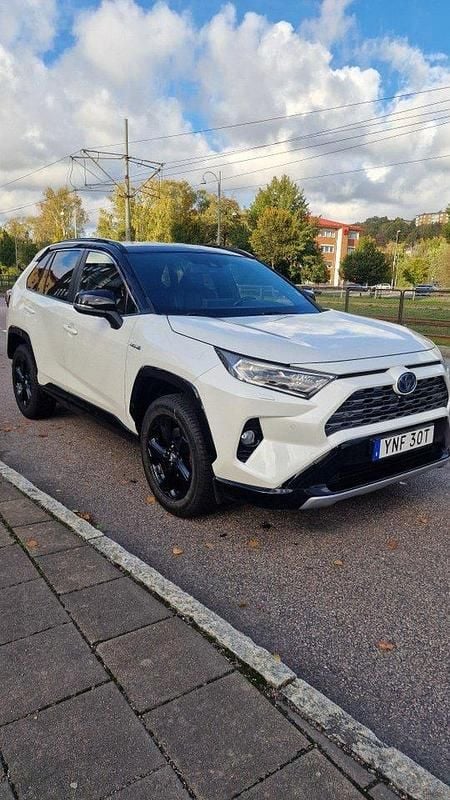 Vit Begagnad 2019 Toyota RAV4 Hybrid Style SUV | 295 000 kr (Marknadspris) - Bild 1/4