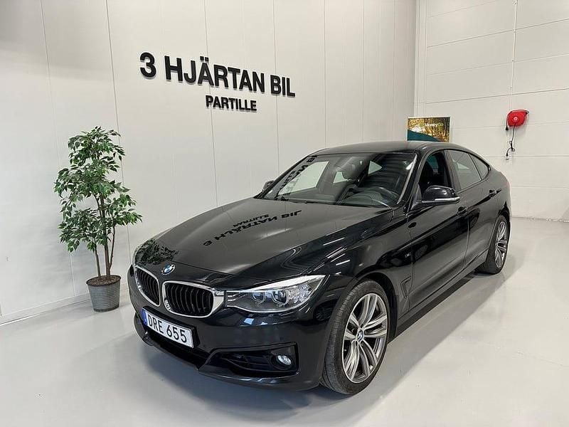 Svart Begagnad 2014 BMW 320 Gran Turismo Sport Line Halvkombi | 179 900 kr (Marknadspris) - Bild 1/4