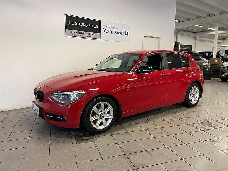 Begagnad BMW 118 Sport Line 143 HK (105 kW) 2012 Röd Halvkombi