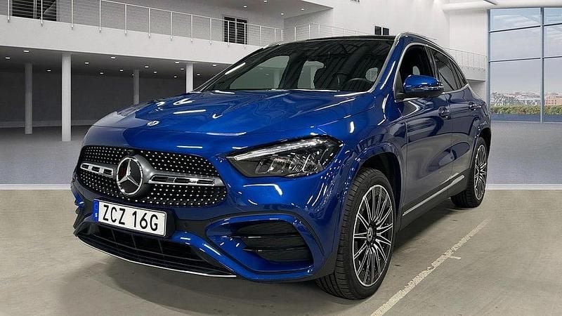 Blå Begagnad 2025 Mercedes GLA250 AMG line SUV | 489 000 kr (Marknadspris) - Bild 1/4