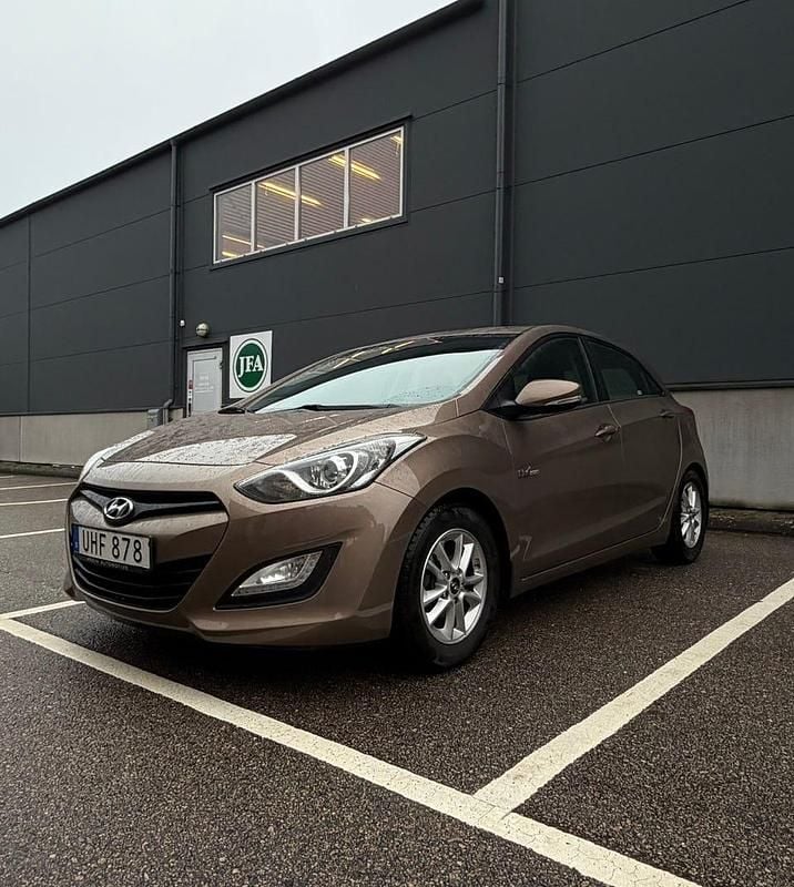 Brun metallic Begagnad 2014 Hyundai i30 Halvkombi | 69 900 kr (Bra pris) - Bild 1/4