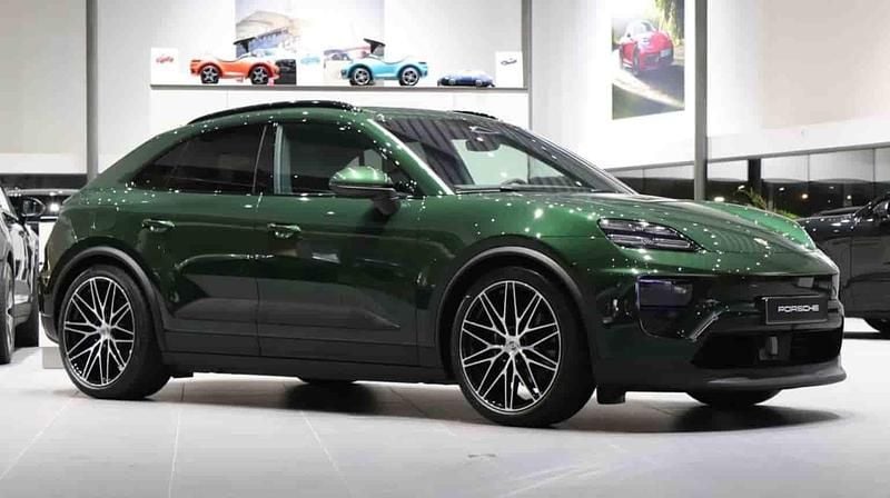 Grön Ny 2025 Porsche Macan 4 Electric SUV | 1 069 000 kr - Bild 1/1