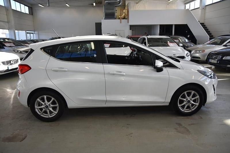 Begagnad Ford Fiesta Titanium 101 HK (74 kW) 2021 Vit Halvkombi