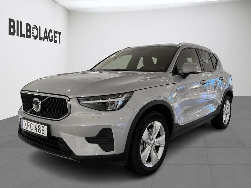 Silver Begagnad 2023 Volvo XC40 Core SUV | 359 800 kr (Marknadspris) - Bild 1/4