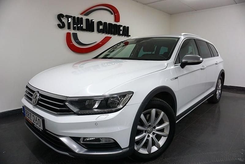 Vit Begagnad 2017 VW Passat Alltrack Kombi | 184 800 kr (Marknadspris) - Bild 1/4