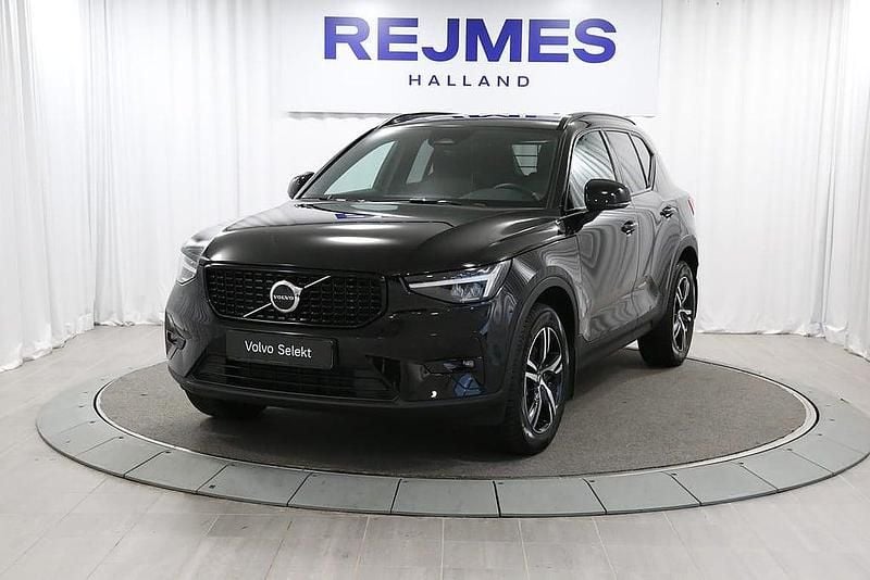 Svart Begagnad 2024 Volvo XC40 Plus SUV | 389 500 kr (Marknadspris) - Bild 1/4
