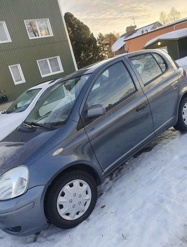 Blå Begagnad 2004 Toyota Yaris Halvkombi | 17 000 kr (Bra pris) - Bild 1/2