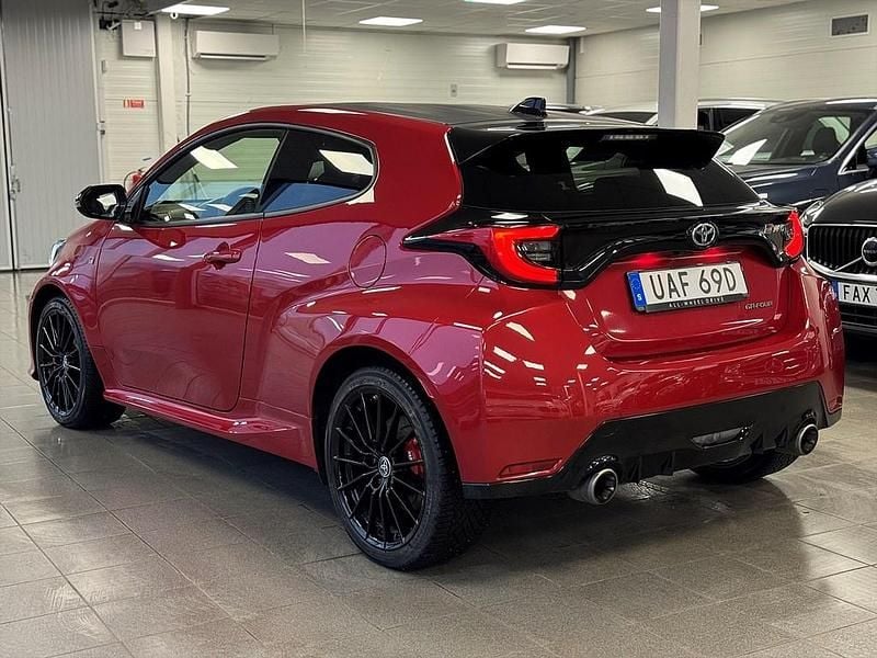 Begagnad Toyota Yaris 264 HK (194 kW) 2021 Röd Halvkombi