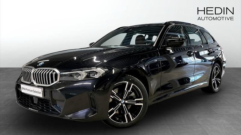 Svart (black) Begagnad 2024 BMW 330e M Sport Kombi | 544 700 kr (Lite dyr) - Bild 1/4