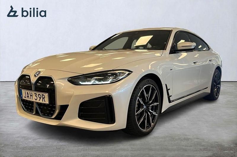 Vit Begagnad 2022 BMW i4 M Sport Sedan | 449 000 kr (Marknadspris) - Bild 1/4