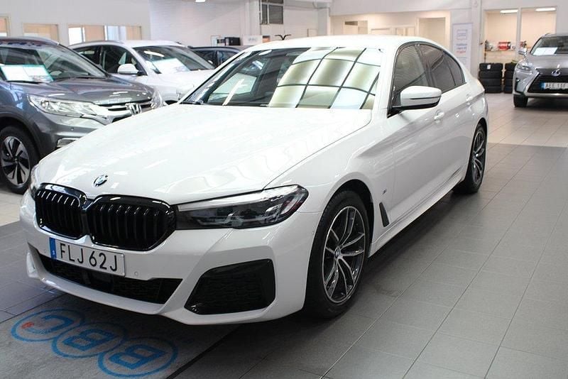Vit Begagnad 2022 BMW 520 M Sport Sedan | 459 900 kr (Bra pris) - Bild 1/4