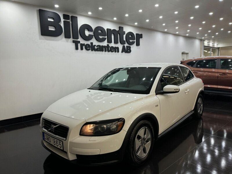 Vit Begagnad 2009 Volvo C30 Drive Kinetic Halvkombi | 44 900 kr (Marknadspris) - Bild 1/4