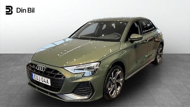 Distriktgrön metallic Begagnad 2025 Audi A3 S-Line | 339 900 kr - Bild 1/4