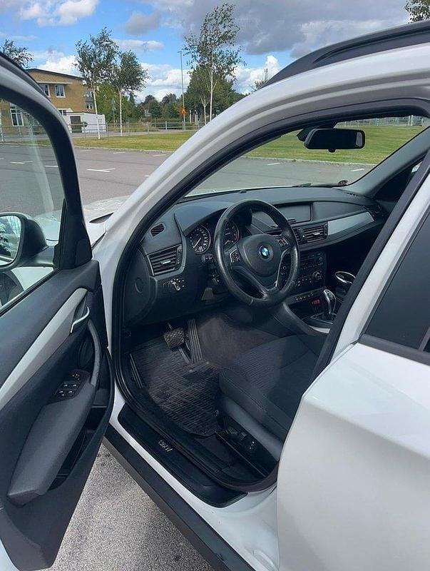 Vit Begagnad 2013 BMW X1 SUV | 94 000 kr (Bra pris) - Bild 1/4