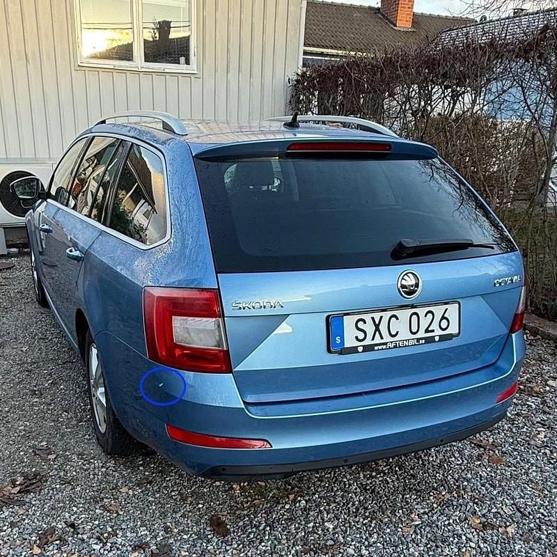 Blå metallic Begagnad 2016 Skoda Octavia Kombi | 115 800 kr (Marknadspris) - Bild 1/4