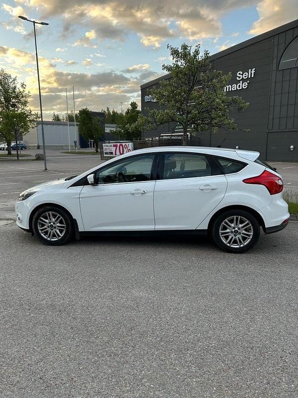 Vit Begagnad 2014 Ford Focus Titanium Halvkombi | 69 000 kr (Bra pris) - Bild 1/4