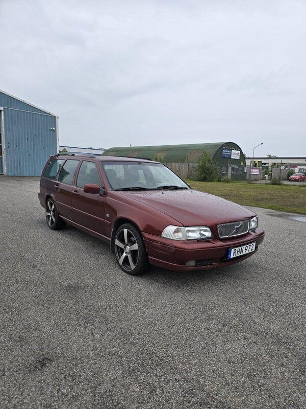 Röd Begagnad 2000 Volvo V70 Standard Kombi | 20 000 kr (Lite dyr) - Bild 1/4