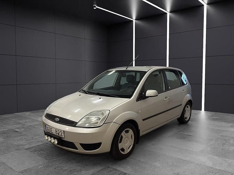 Grå Begagnad 2005 Ford Fiesta Halvkombi | 22 990 kr (Marknadspris) - Bild 1/4