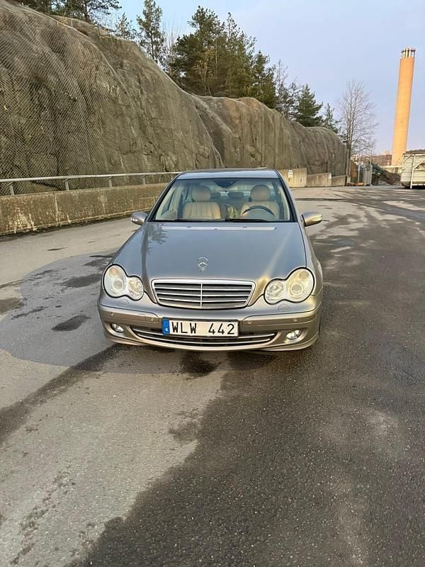 Begagnad 2005 Mercedes C200 Sedan | 39 900 kr (Superpris) - Bild 1/4