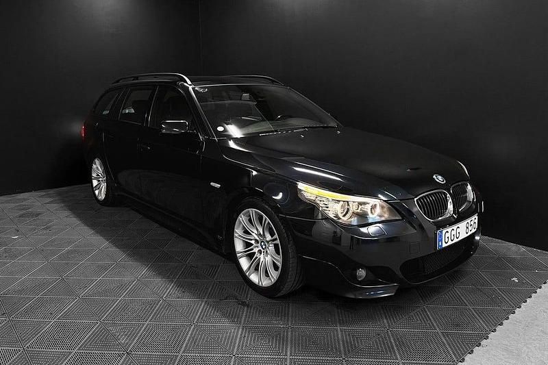 Svart Begagnad 2007 BMW 523 M Sport Kombi | 79 700 kr (Marknadspris) - Bild 1/4