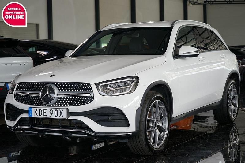 Vit Begagnad 2022 Mercedes GLC300e AMG SUV | 399 499 kr (Marknadspris) - Bild 1/4