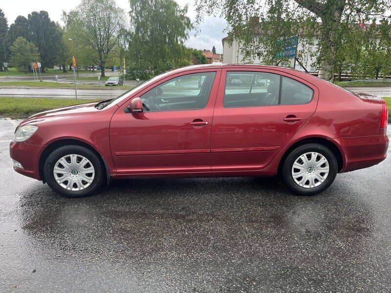 Röd Begagnad 2009 Skoda Octavia Ambiente Halvkombi | 37 500 kr (Lite dyr) - Bild 1/4
