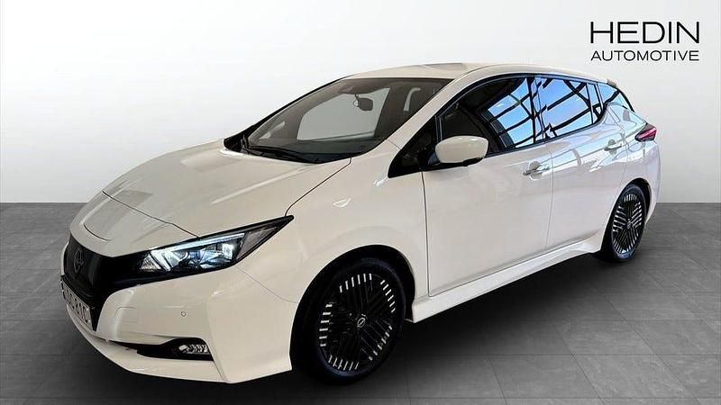 Vit (white) Begagnad 2023 Nissan Leaf N-Connecta Halvkombi | 210 000 kr (Marknadspris) - Bild 1/4