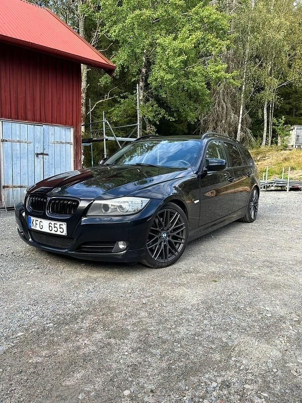 Begagnad BMW 320 177 HK (130 kW) 2010 Black sapphire Kombi