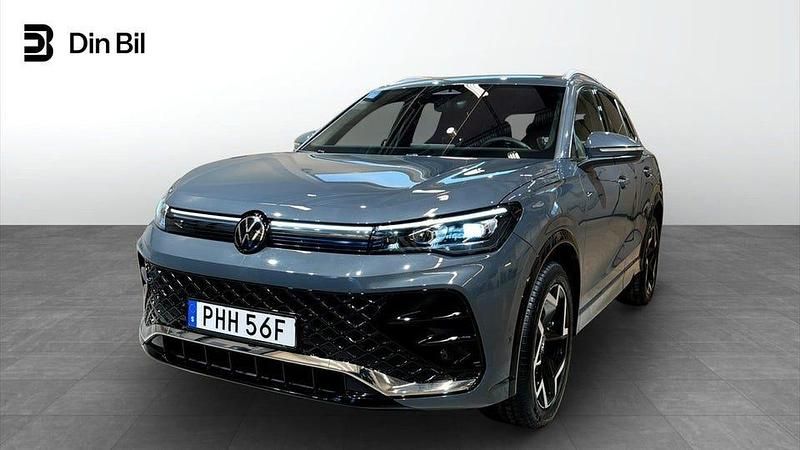 Mörkgrå Begagnad 2025 VW Tiguan R-line SUV | 469 900 kr (Marknadspris) - Bild 1/4