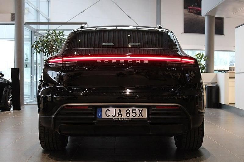 Begagnad Porsche Macan 330 kW (449 HK) 2024 Svart SUV